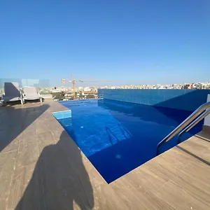 Magnifique Avec Piscine Sur Le Toit, 3 Chambres, 4 Salles De Bain, Salle De Gym Et Terrasse, Luxe Et Comfort Aux Almadies Dakar